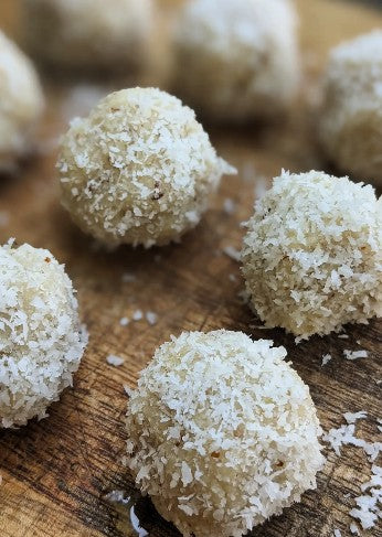 COCONUT & CASHEW PROTEIN BALLS